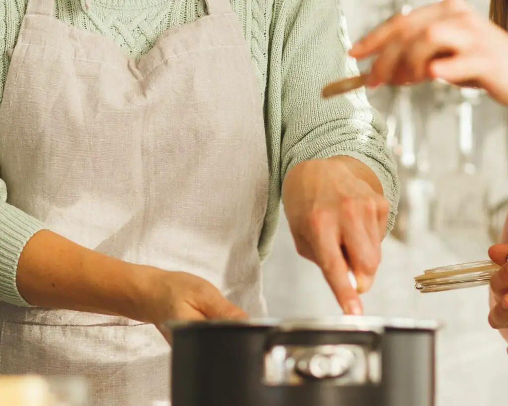 adding onion powder to food