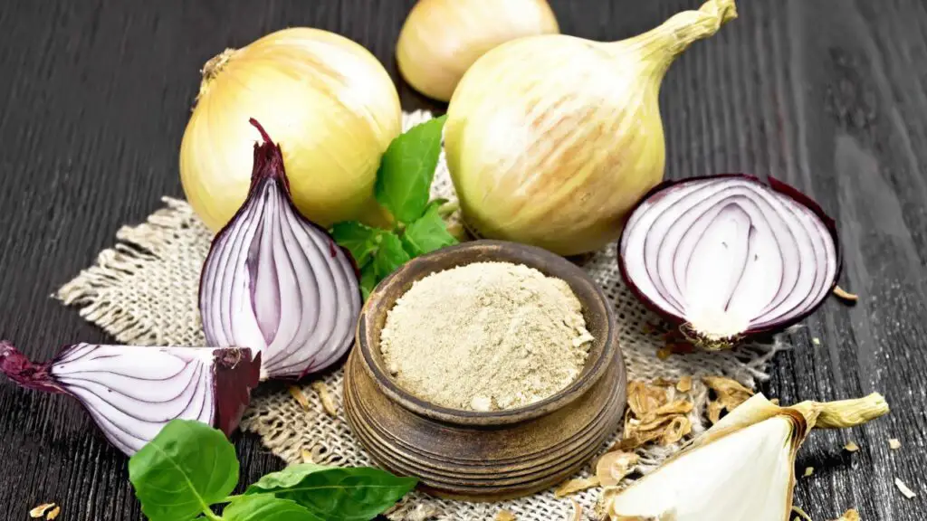 onion powder and small onions on the table 