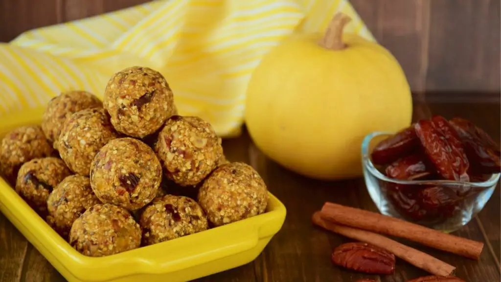 pumpkin pie energy balls with dates and oats