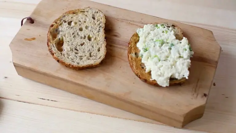 Assemble the sandwich–Vegan egg salad