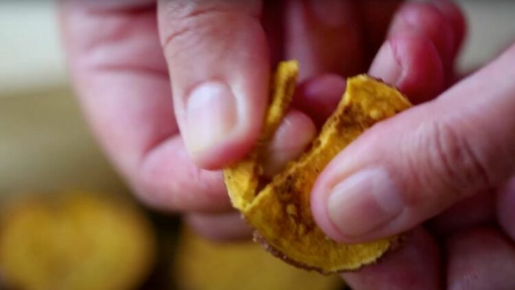 I Made Microwave Sweet Potato Chips That Turned Out Incredibly Crispy!