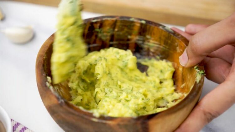 Prepare garlic butter sauce