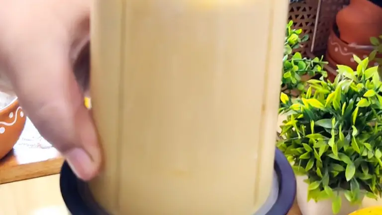 Blend mango lassi