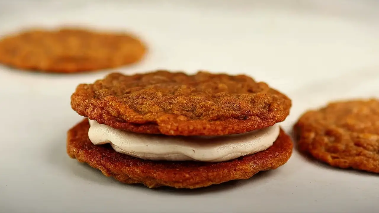 Oatmeal Cream Pie Cookies with Soft Creamy Filling