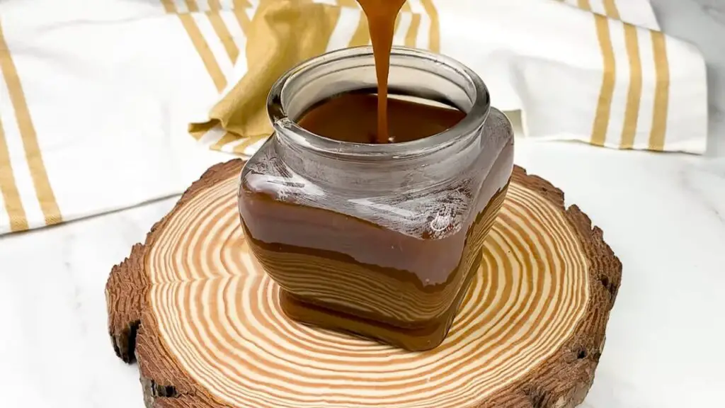 storing of caramel sauce into jar