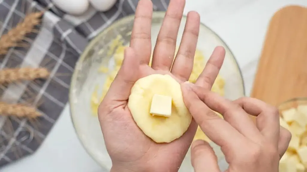 adding of mozzarella cheese in the middle