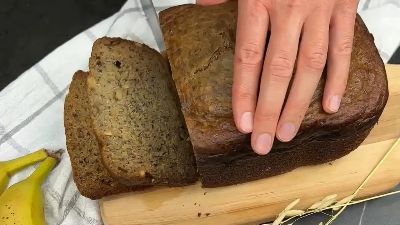 slicing of banana bread