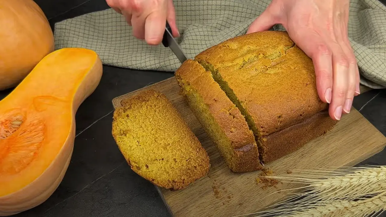 slicing of pumpkin bread