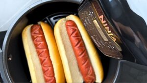 how long and what temperature to cook hot dogs in the air fryer
