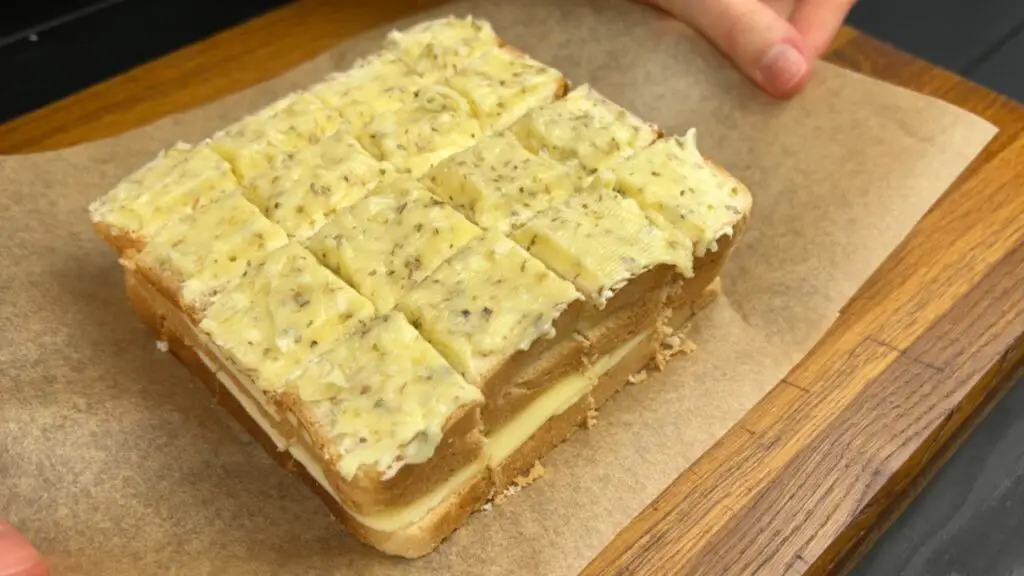 how long to cook garlic bread in an air fryer