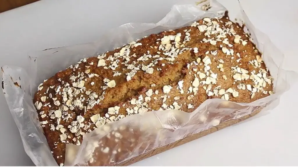Baked banana bread with oats