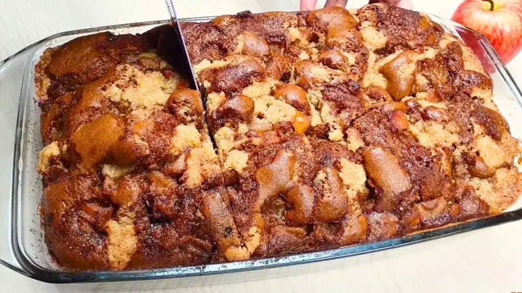 old-fashioned apple cinnamon cake with crumble topping