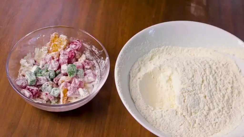 adding flour into dried fruits