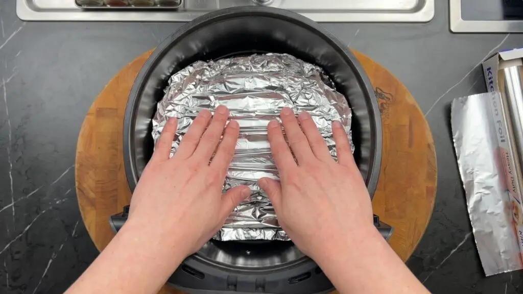 can I put aluminium foil in air fryer 