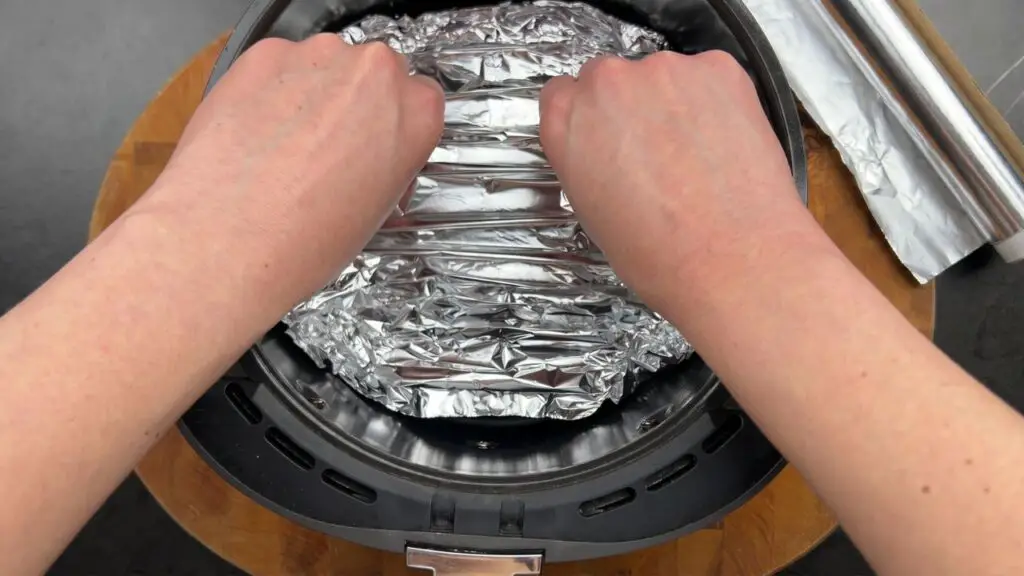 how to put aluminum foil in air fryer