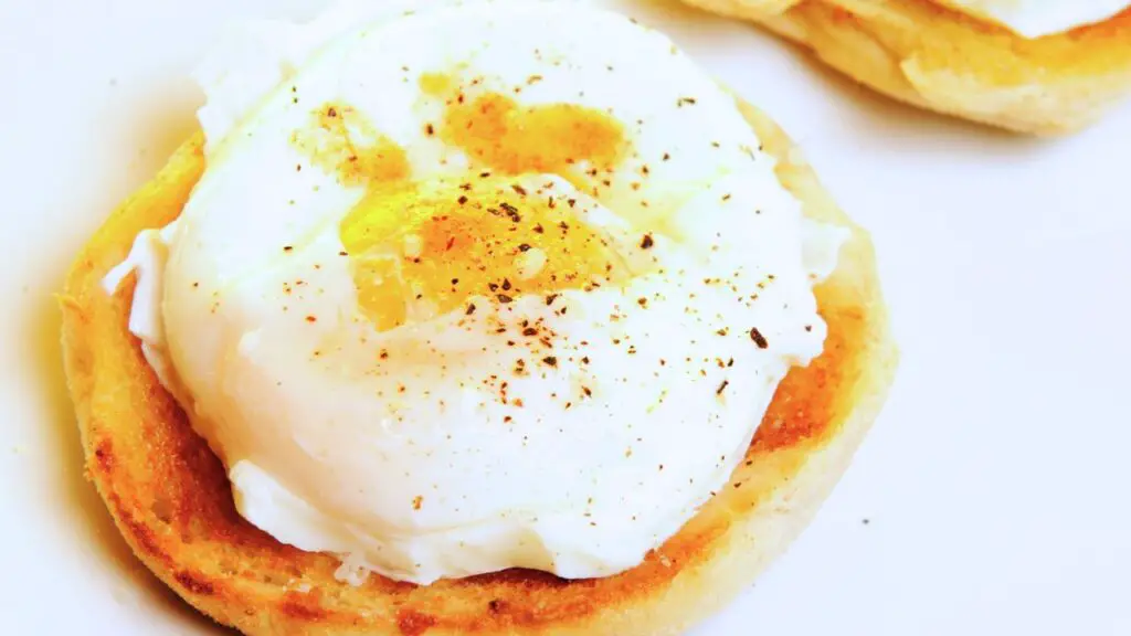 serving poached eggs