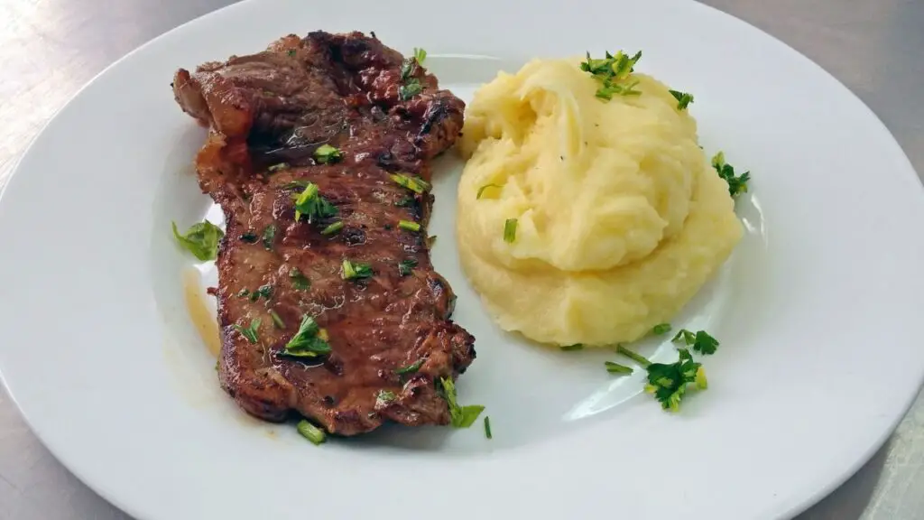 steak with mashed potatoes