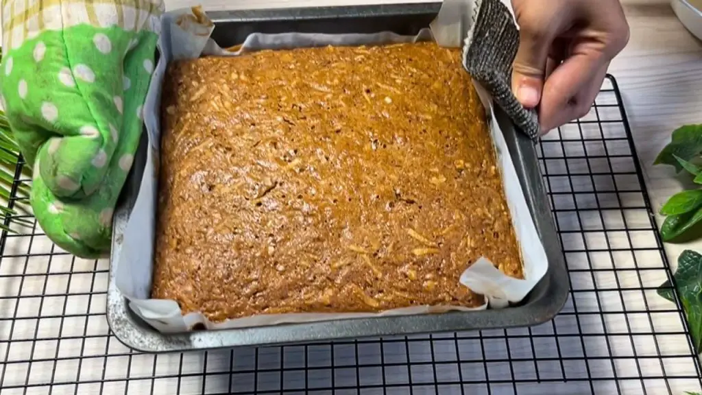 Bake the apple cake